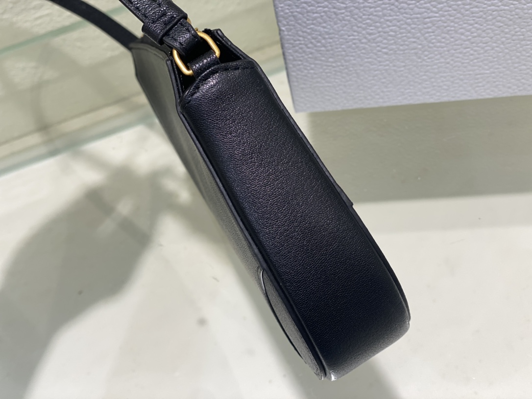 D*or saddle shoulder pouch