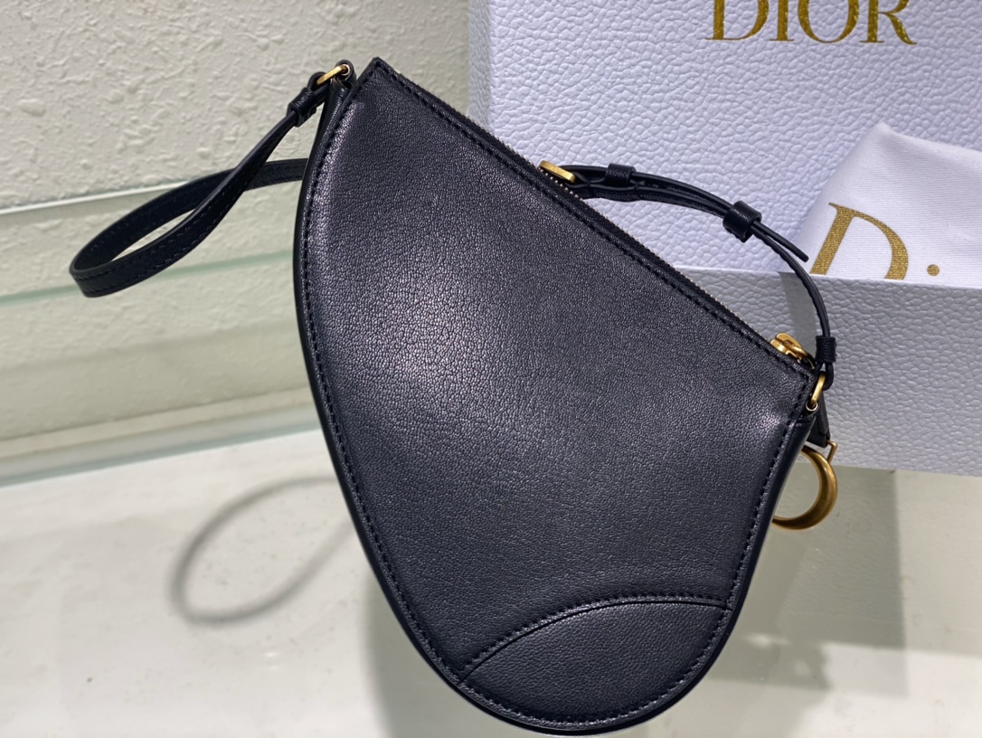 D*or saddle shoulder pouch