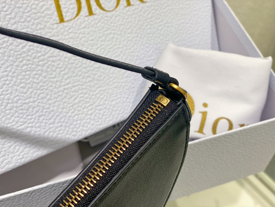 D*or saddle shoulder pouch