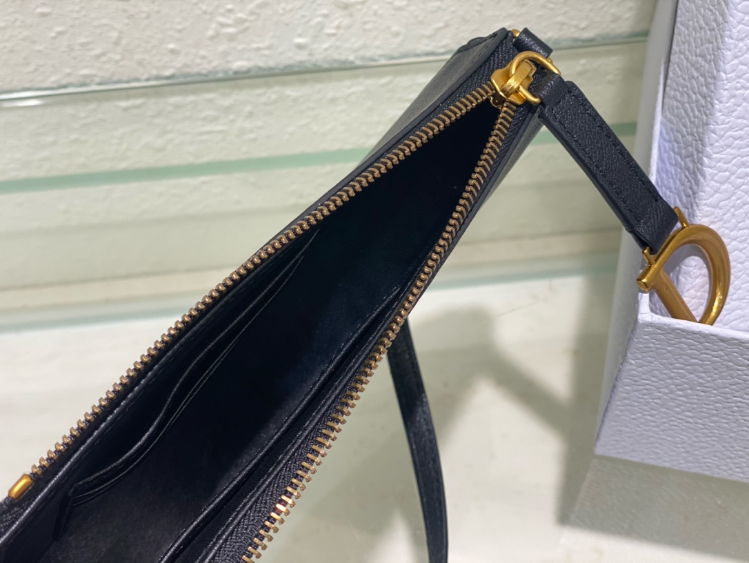 D*or saddle shoulder pouch