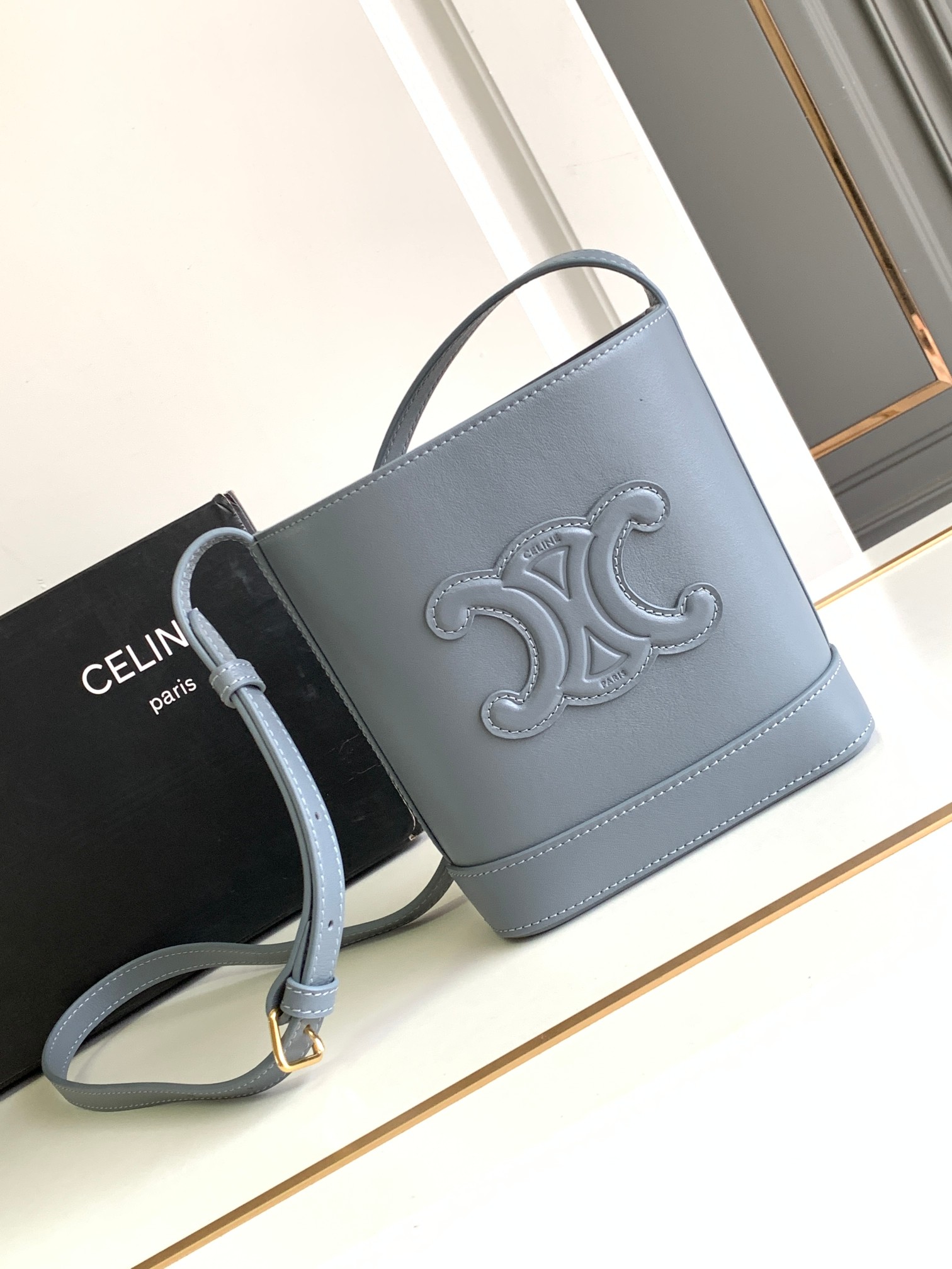 Ce**e mini bucket cuir triomphe
