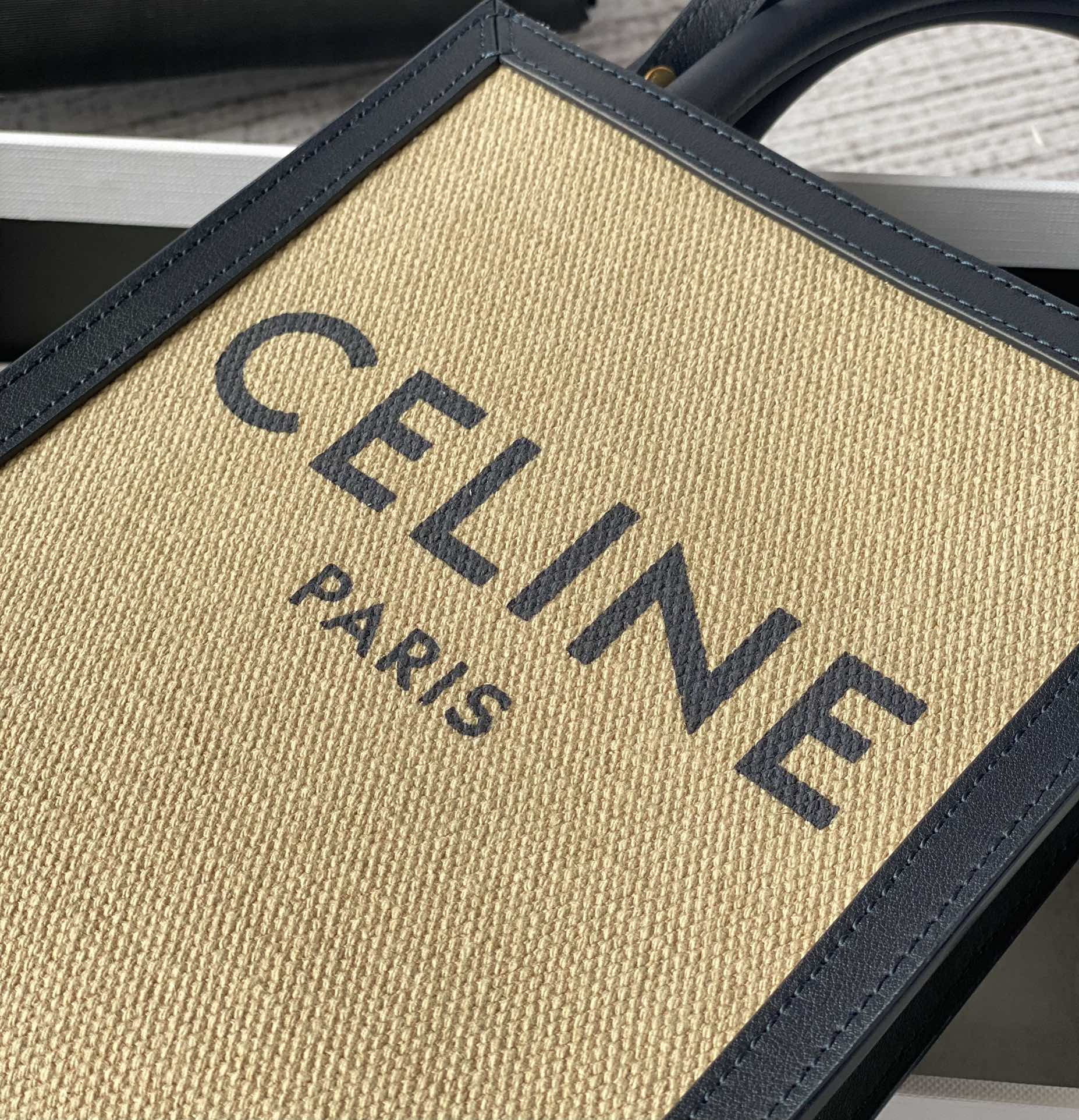 Ce**e mini vertical cabas in triomphe