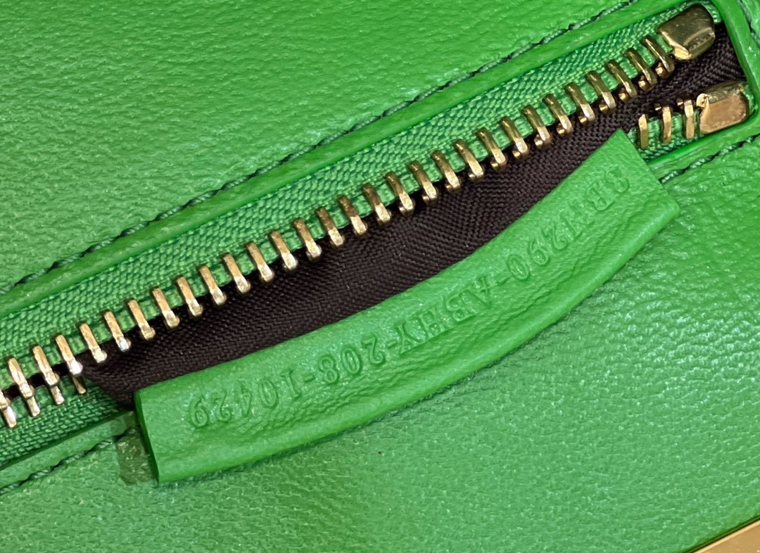 F**di peekaboo medium bag