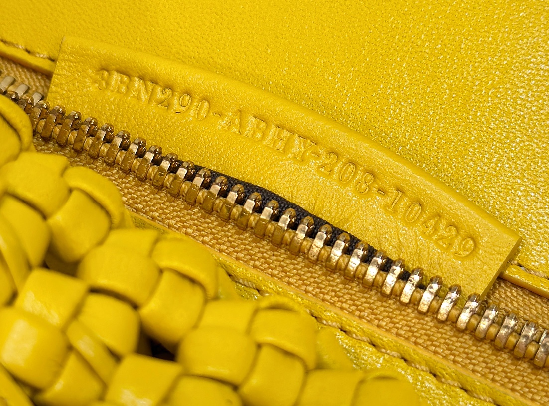 F**di peekaboo medium bag