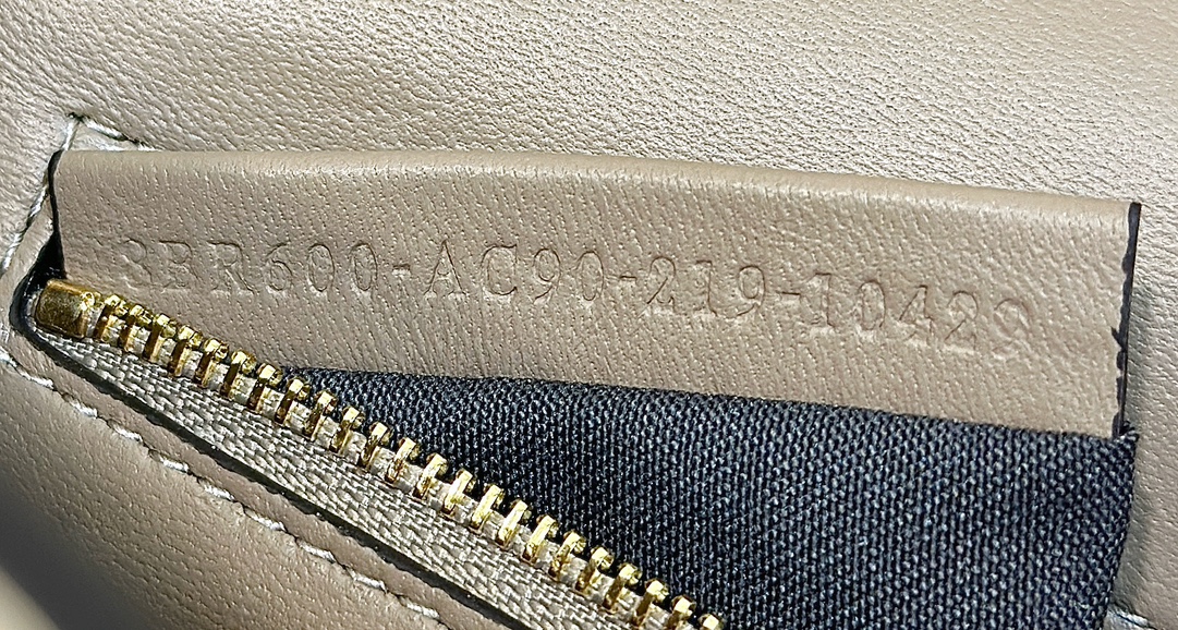 F**di baguette medium bag