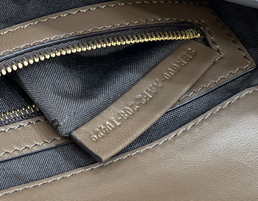 F**di baguette medium bag