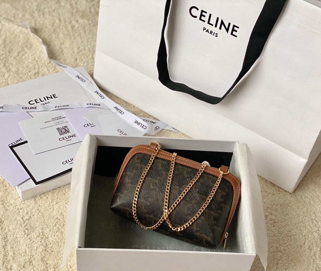 Ce**e clutch with chain in triomphe canvas and lambskin