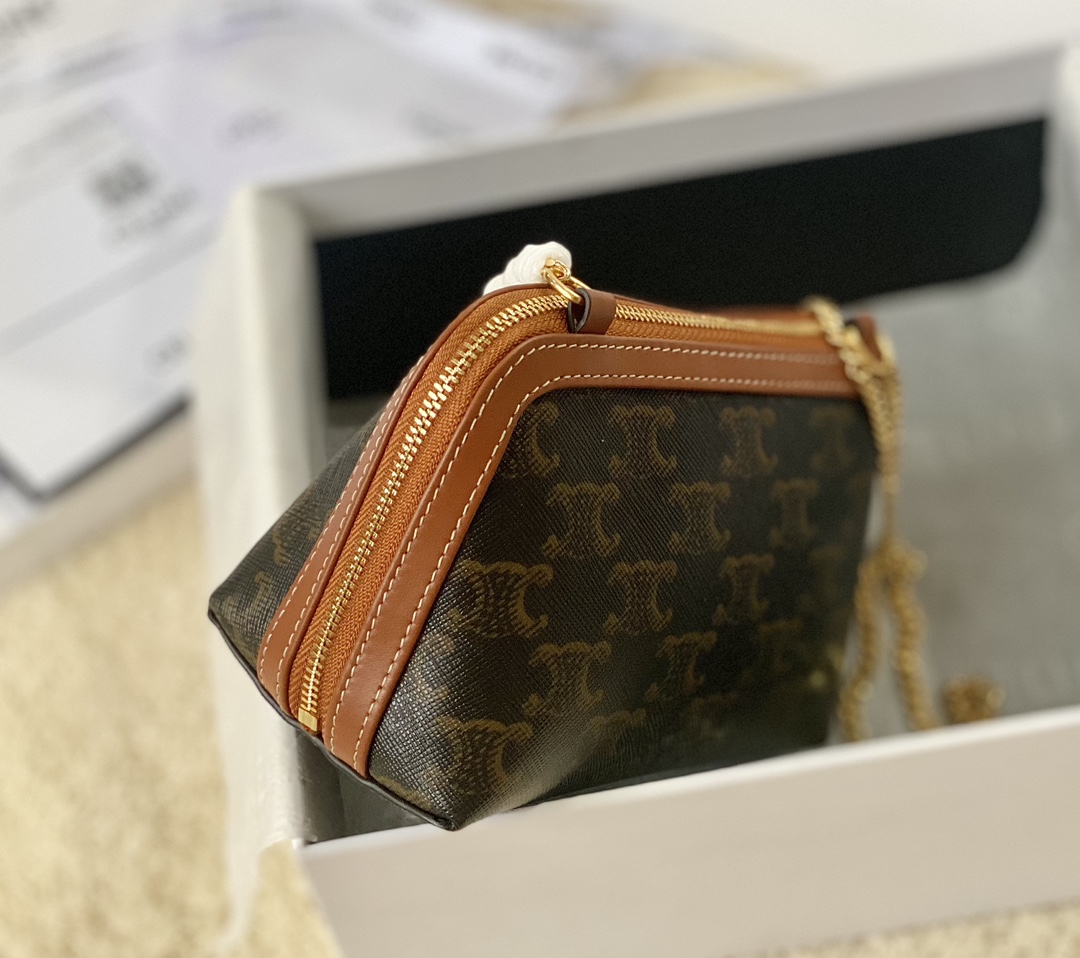 Ce**e clutch with chain in triomphe canvas and lambskin