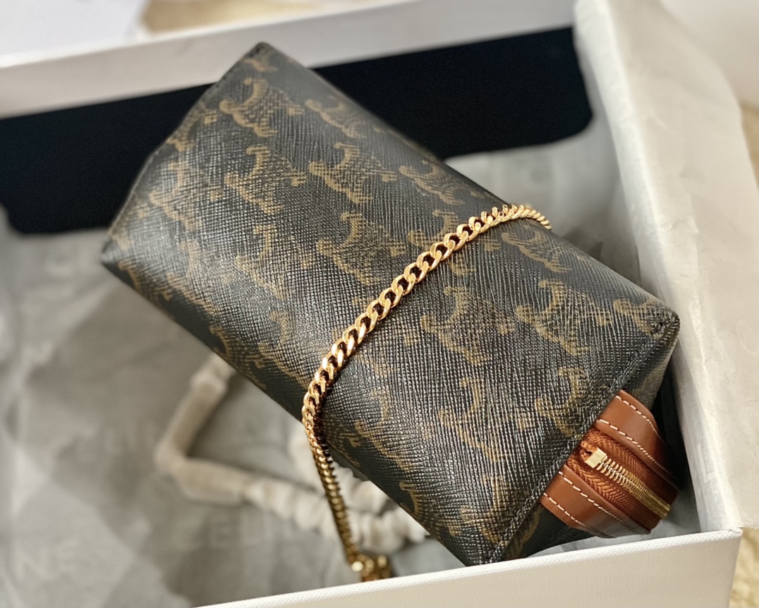 Ce**e clutch with chain in triomphe canvas and lambskin