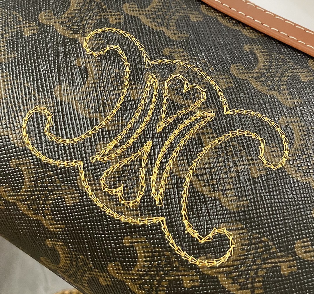 Ce**e clutch with chain in triomphe canvas and lambskin