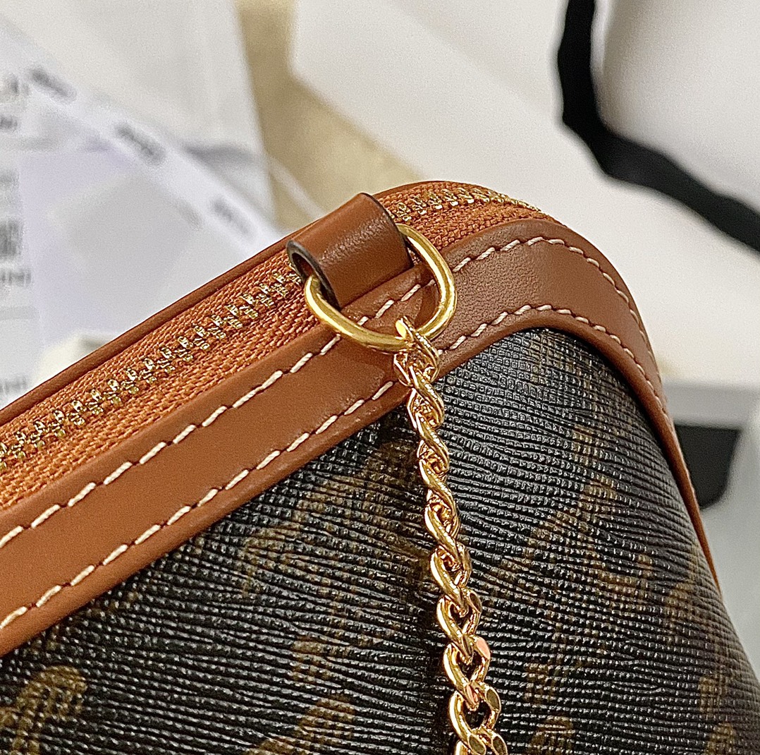 Ce**e clutch with chain in triomphe canvas and lambskin