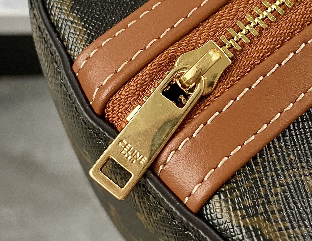 Ce**e clutch with chain in triomphe canvas and lambskin