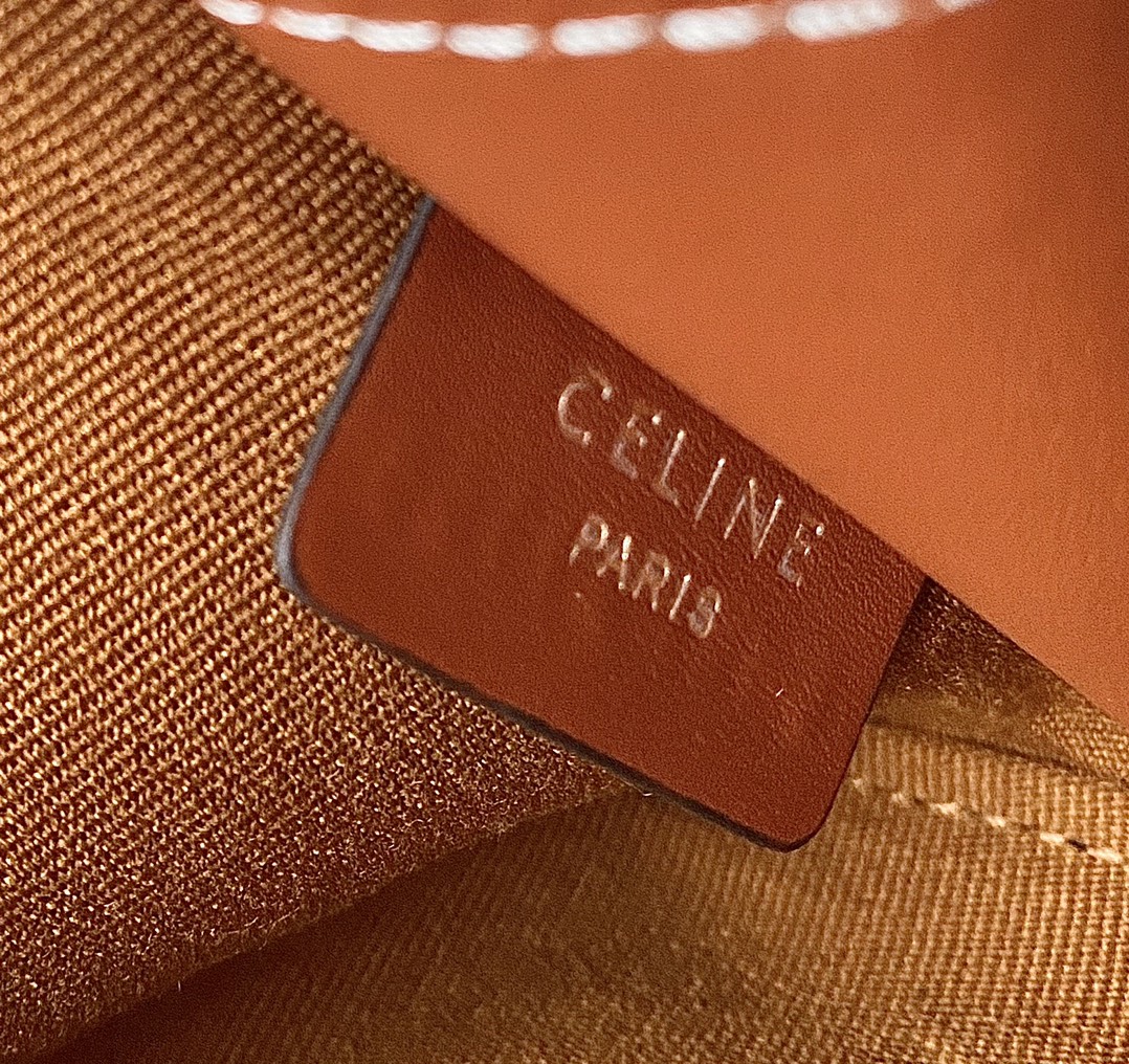 Ce**e clutch with chain in triomphe canvas and lambskin