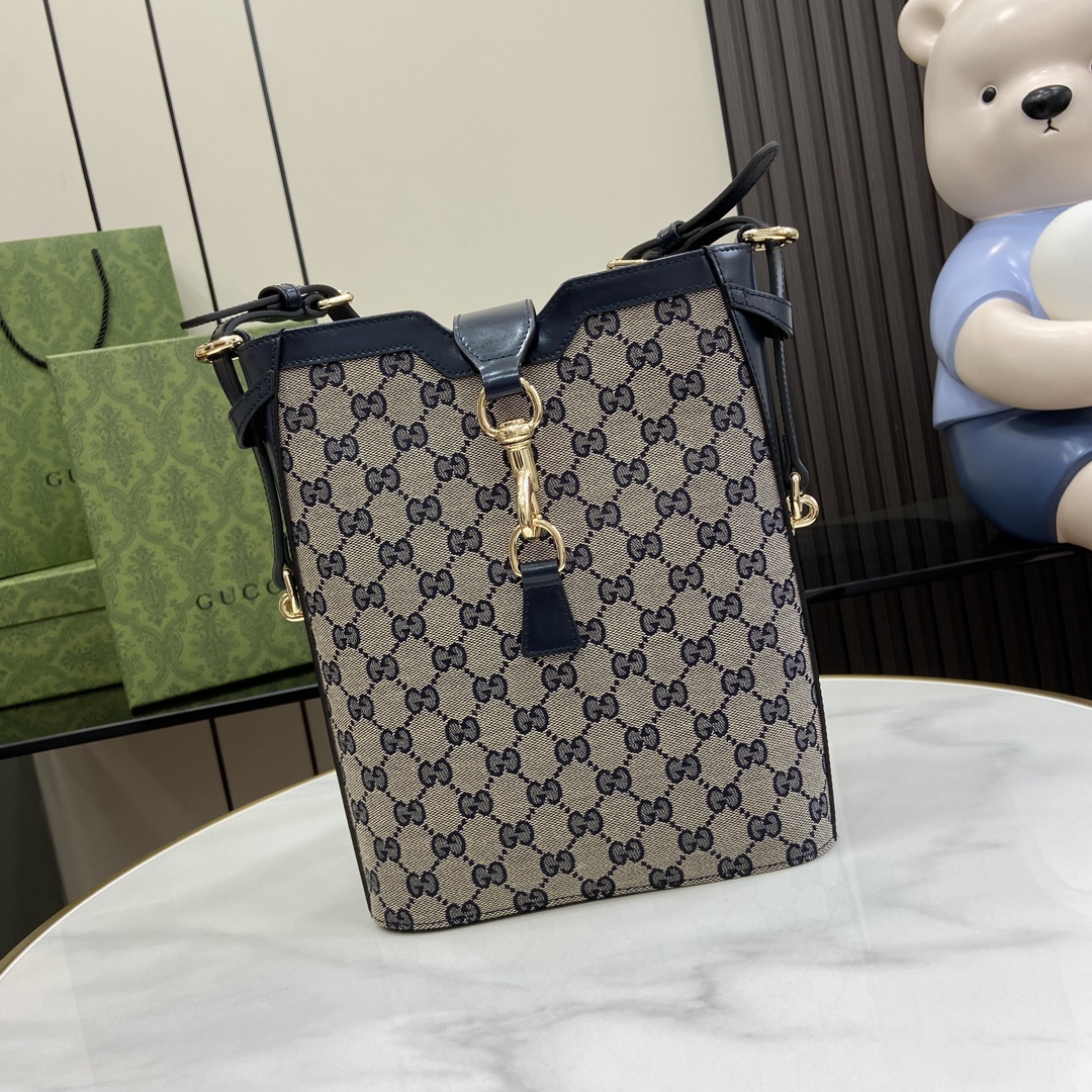 G*u*i medium bucket shoulder bag