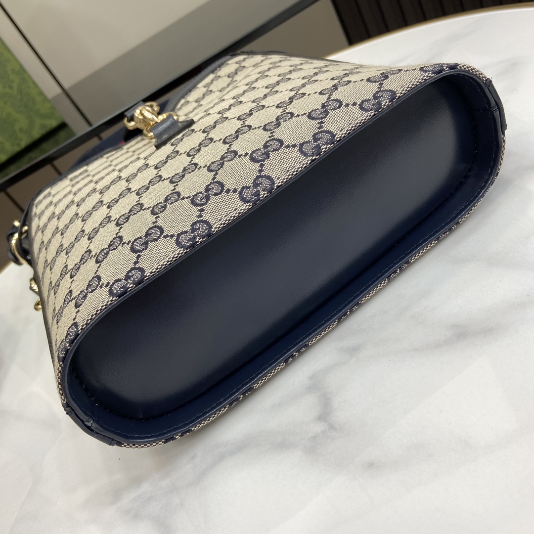 G*u*i medium bucket shoulder bag