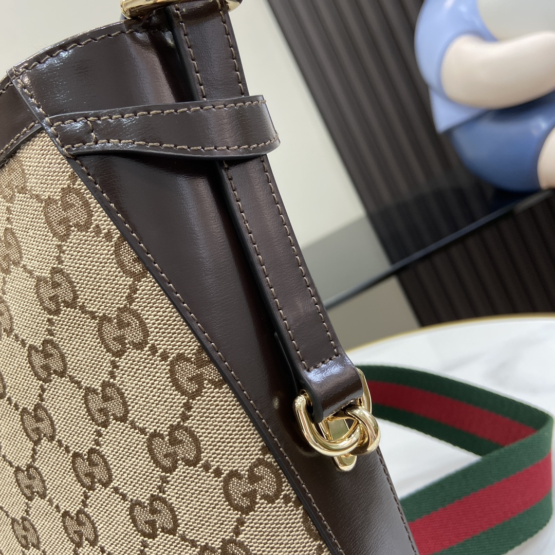 G*u*i medium bucket shoulder bag
