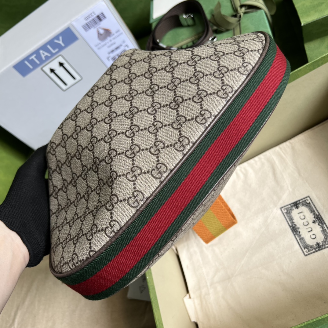 G*u*i attache large shoulder bag