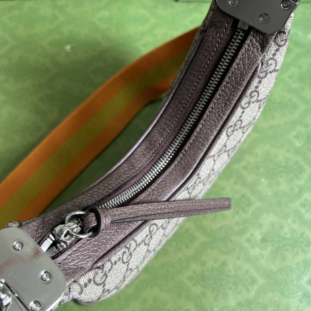 G*u*i attache small bag
