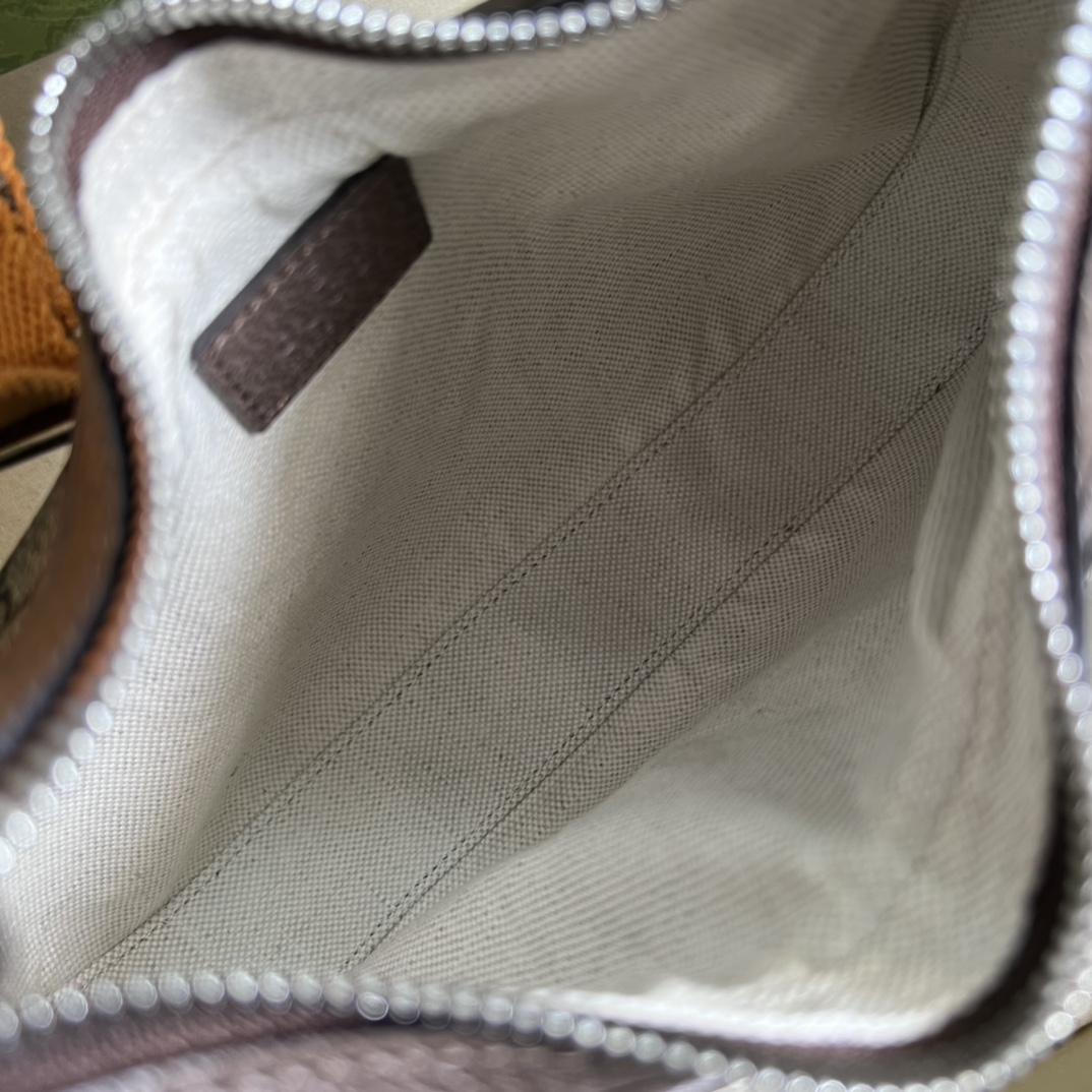 G*u*i attache small bag
