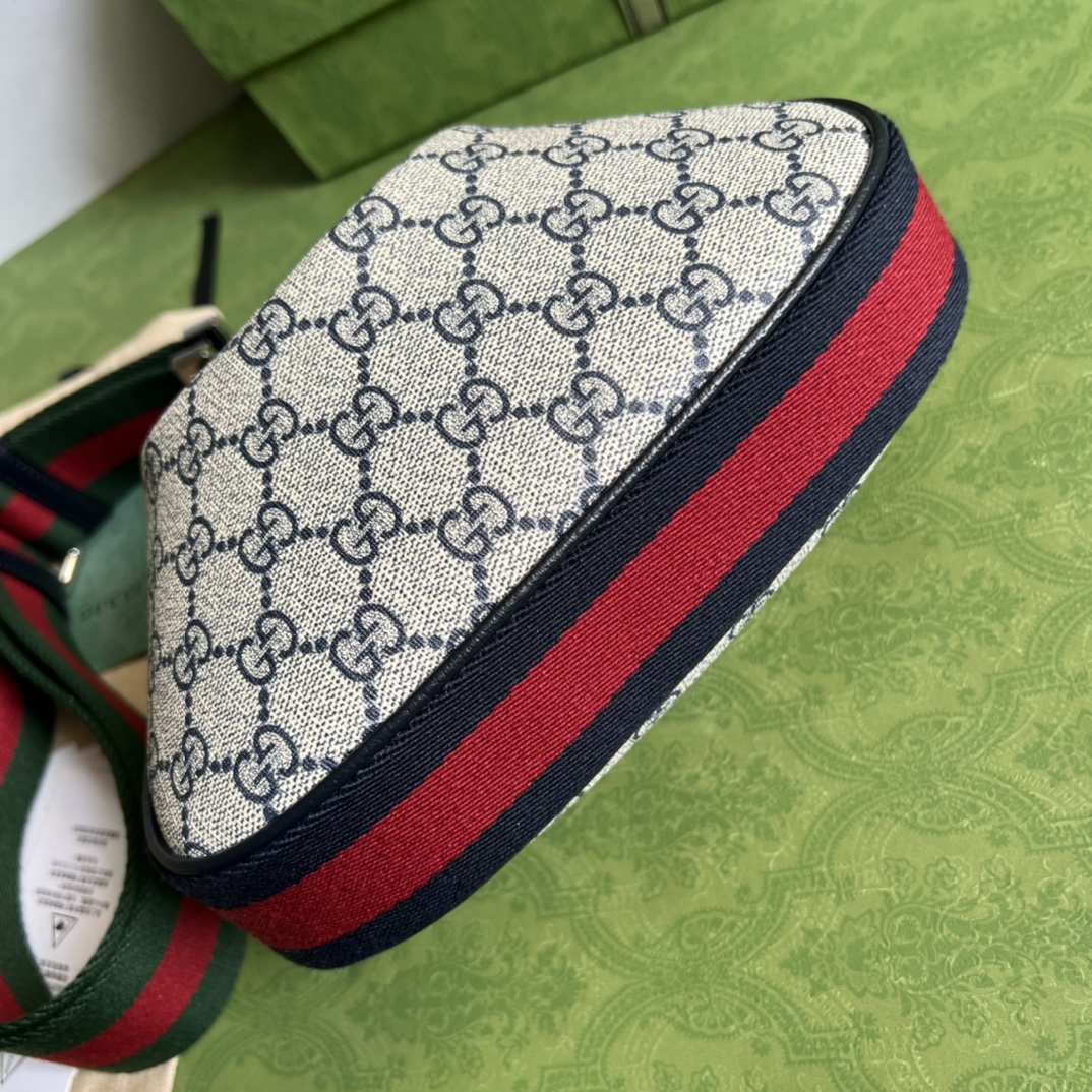 G*u*i attache small bag