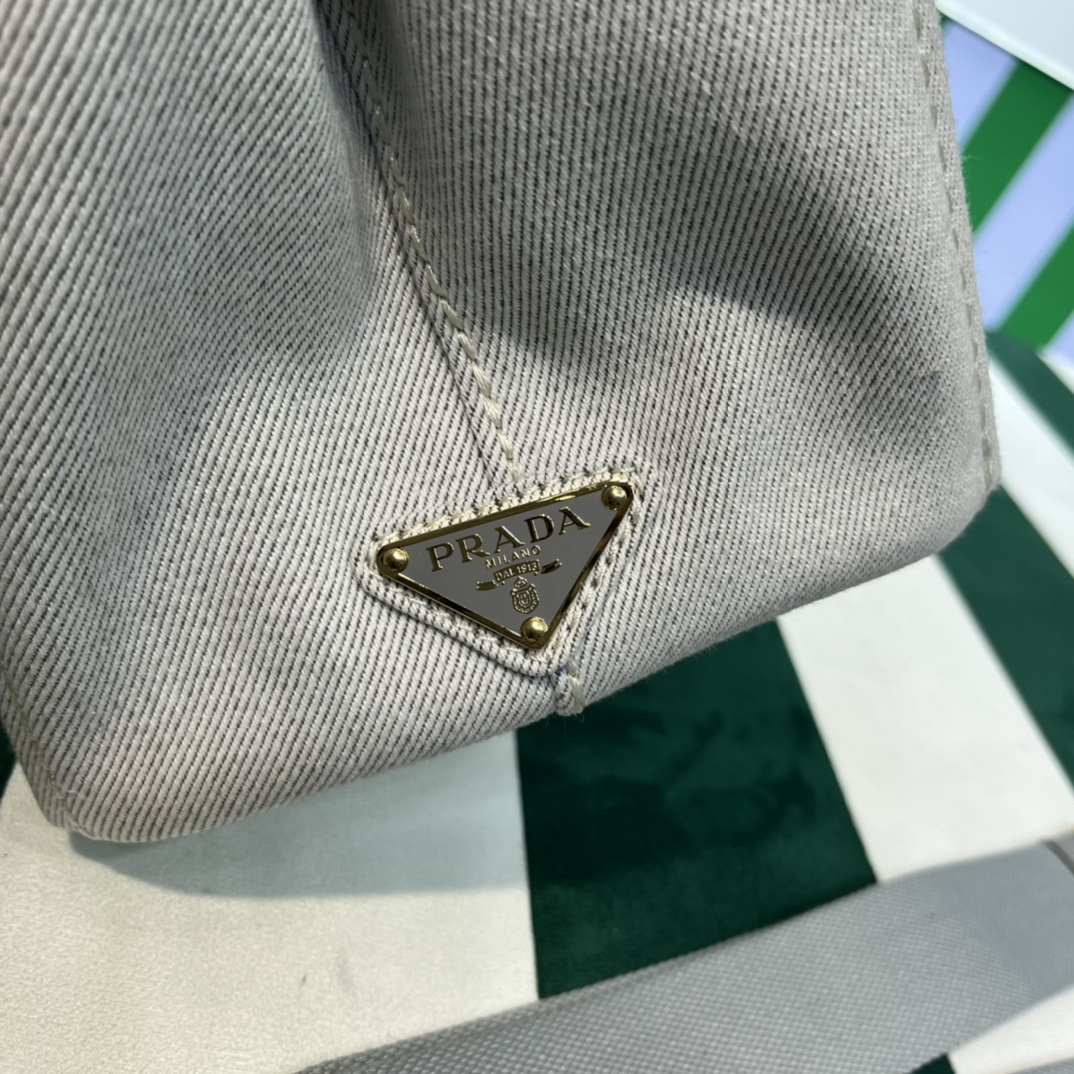 Pra*a canapa tote bag