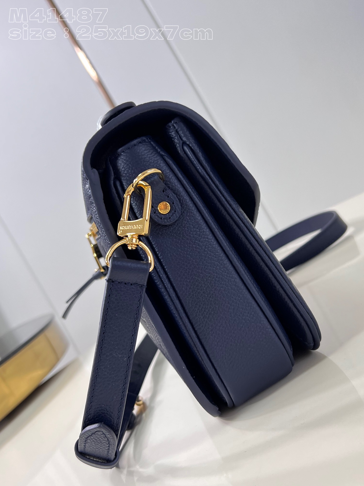 l**is V*t*n pochette metis