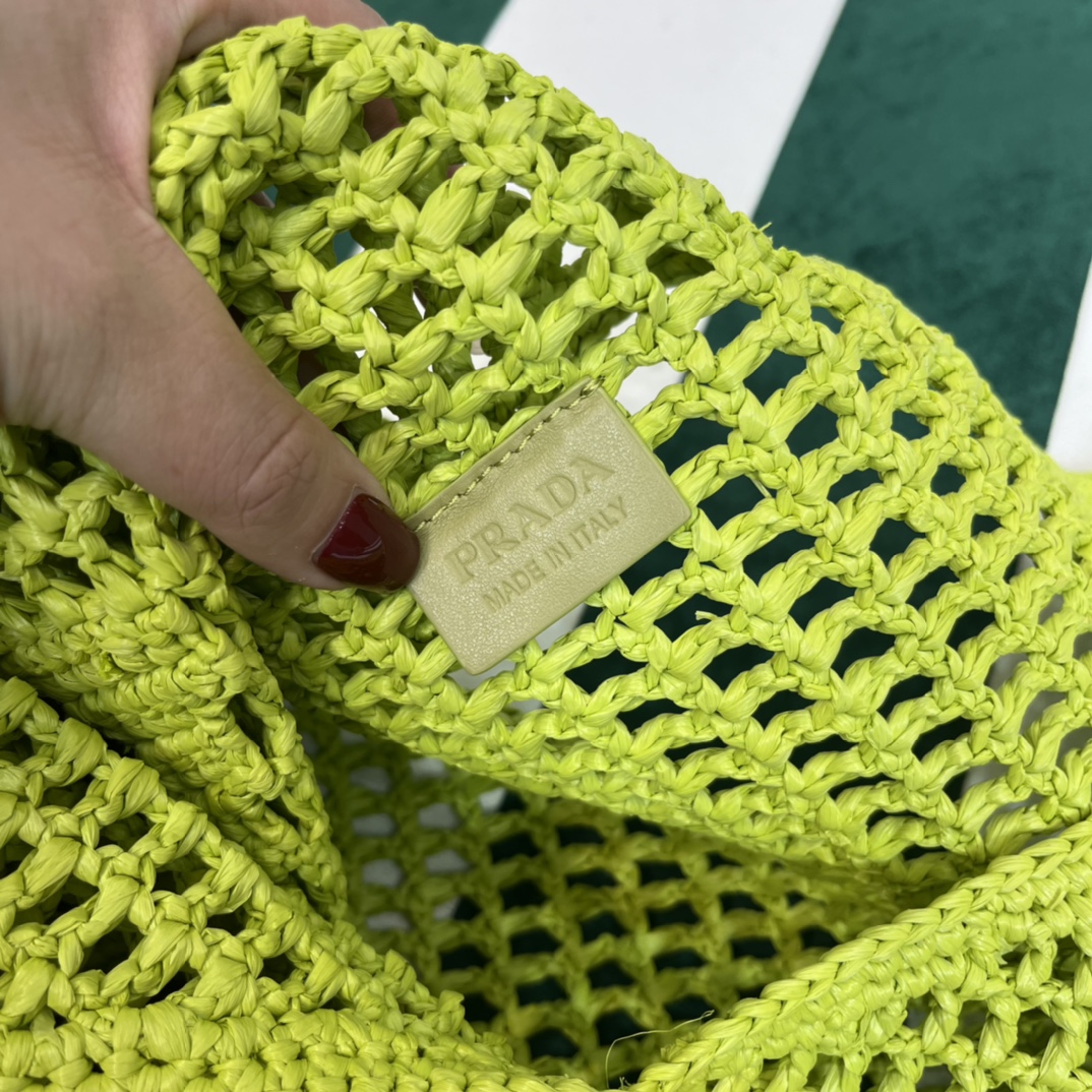 Pra*a crochet tote bag