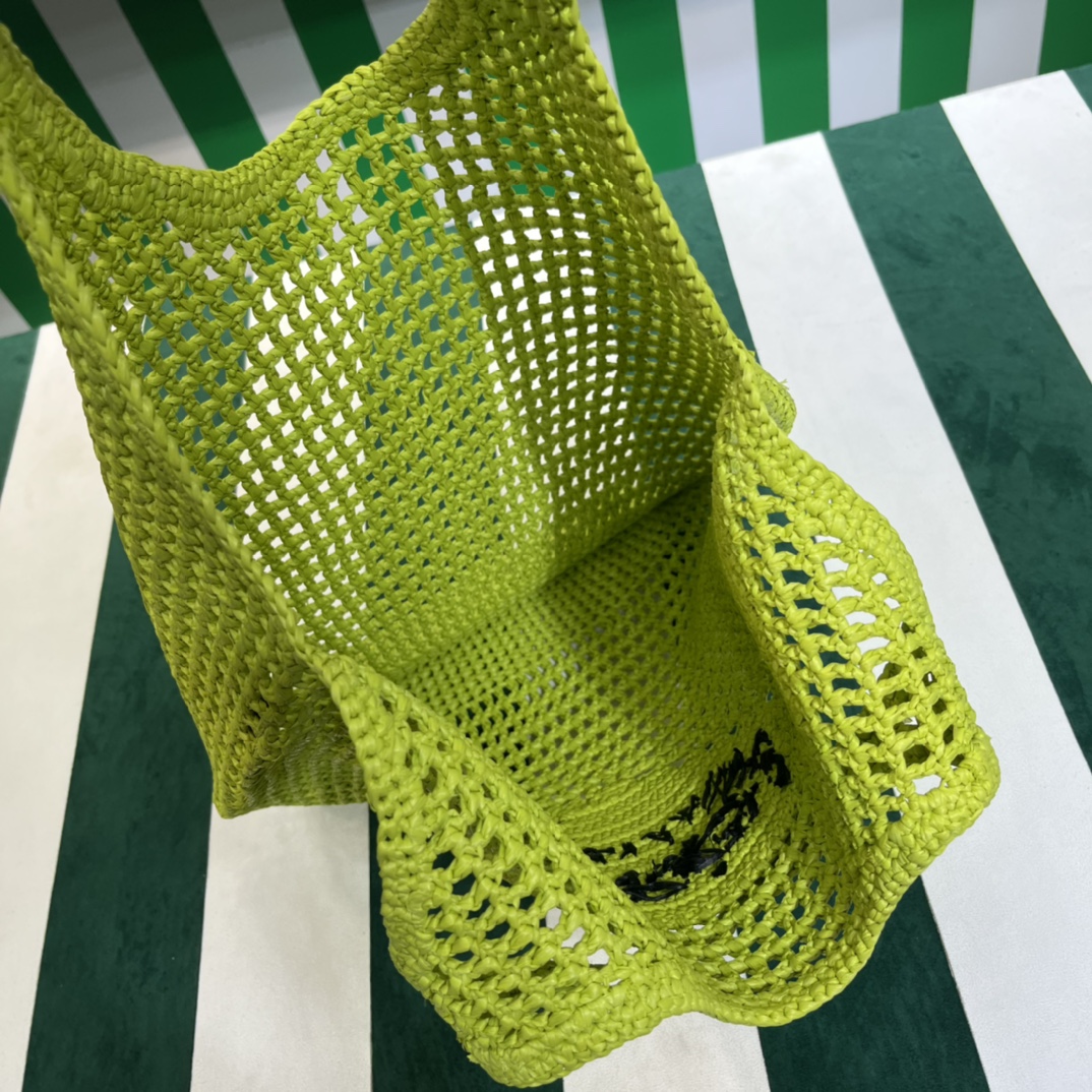 Pra*a crochet tote bag