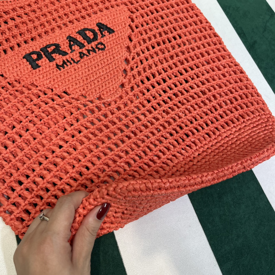 Pra*a crochet tote bag