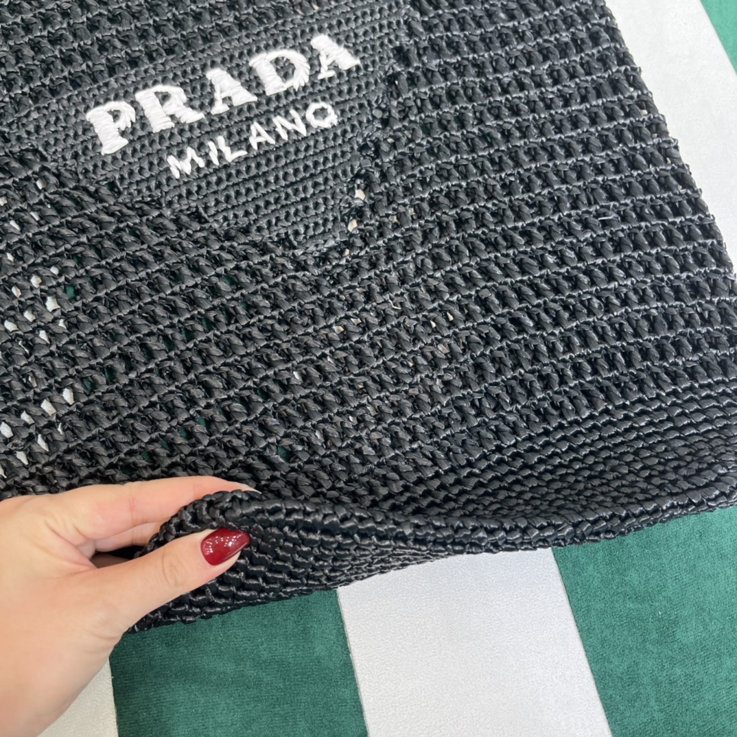 Pra*a crochet tote bag