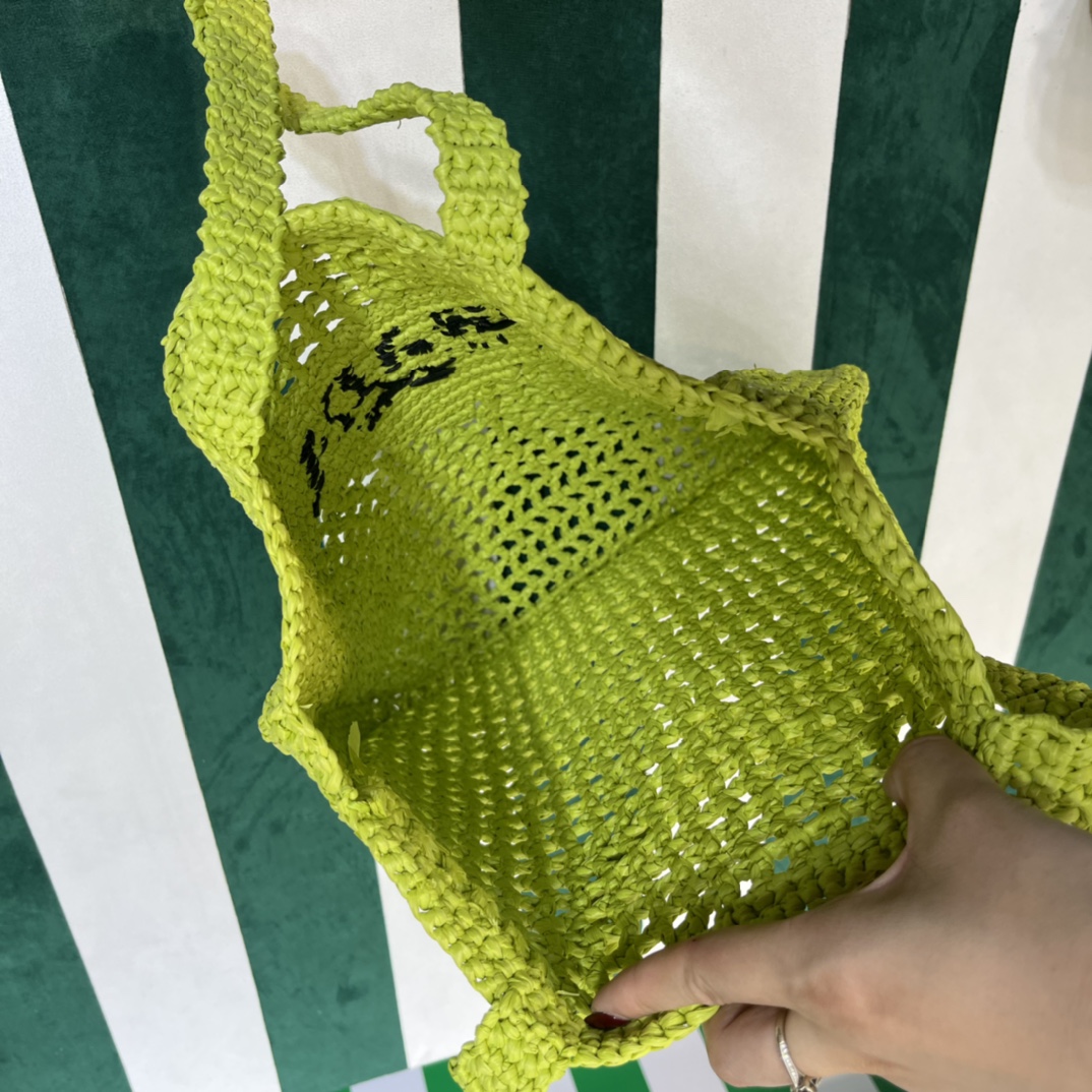 Pra*a crochet tote bag