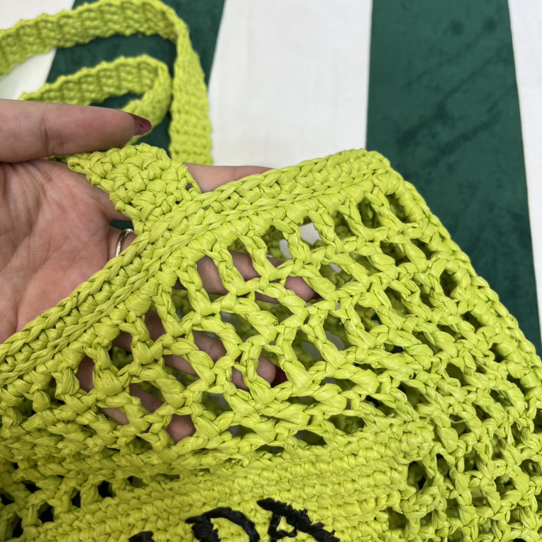 Pra*a crochet tote bag