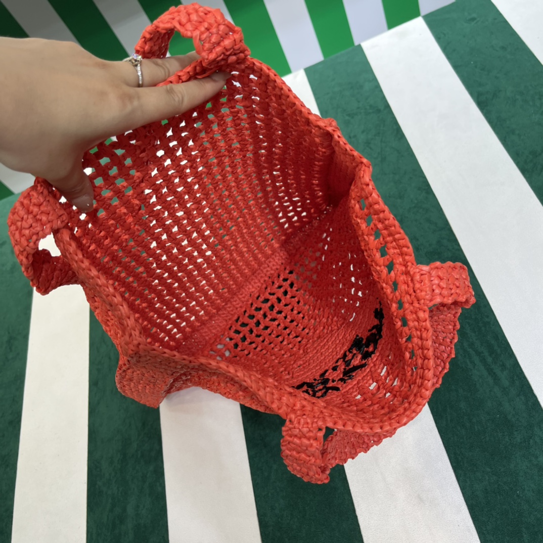 Pra*a crochet tote bag