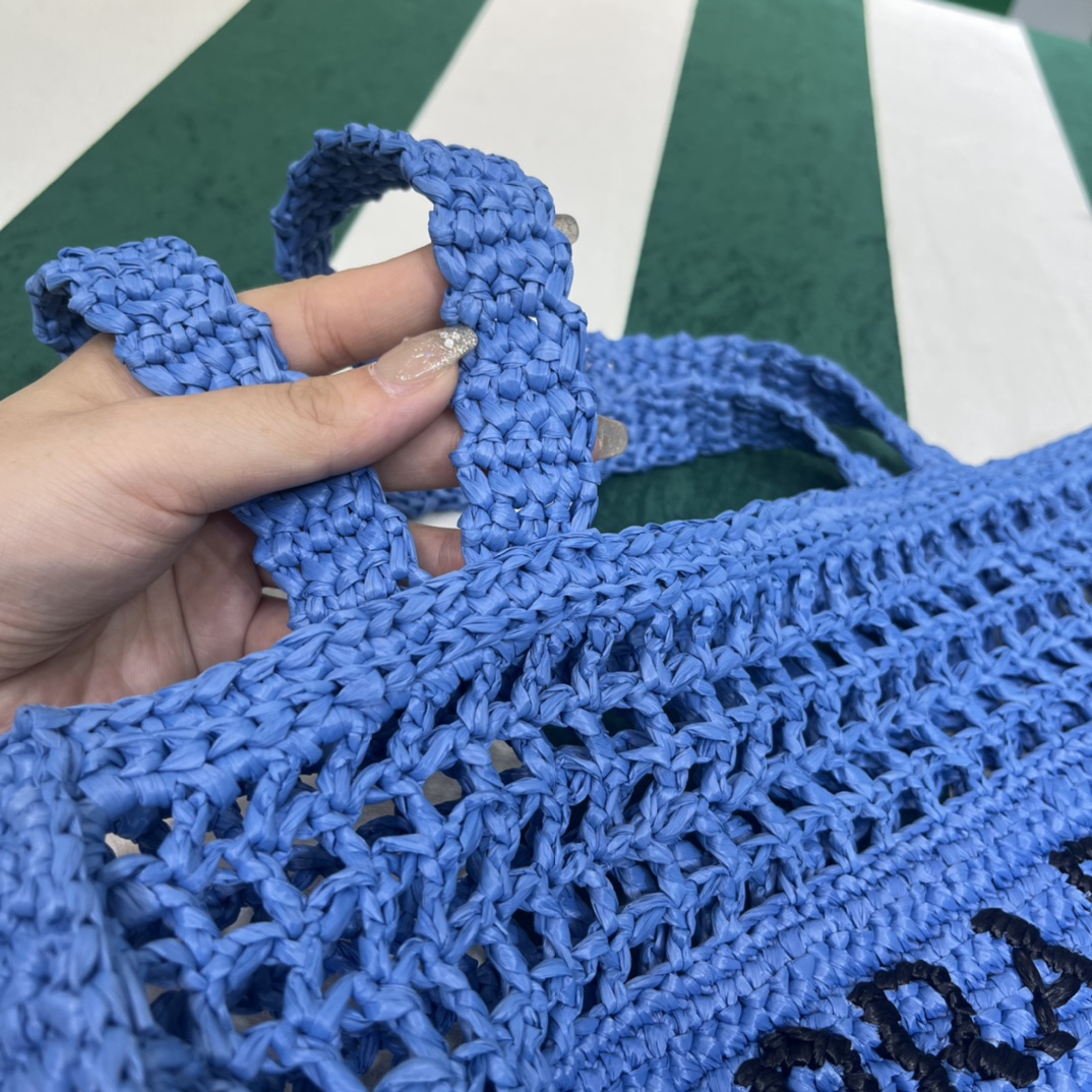 Pra*a crochet tote bag