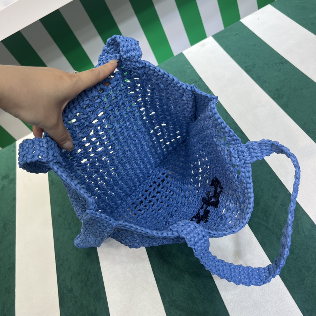 Pra*a crochet tote bag