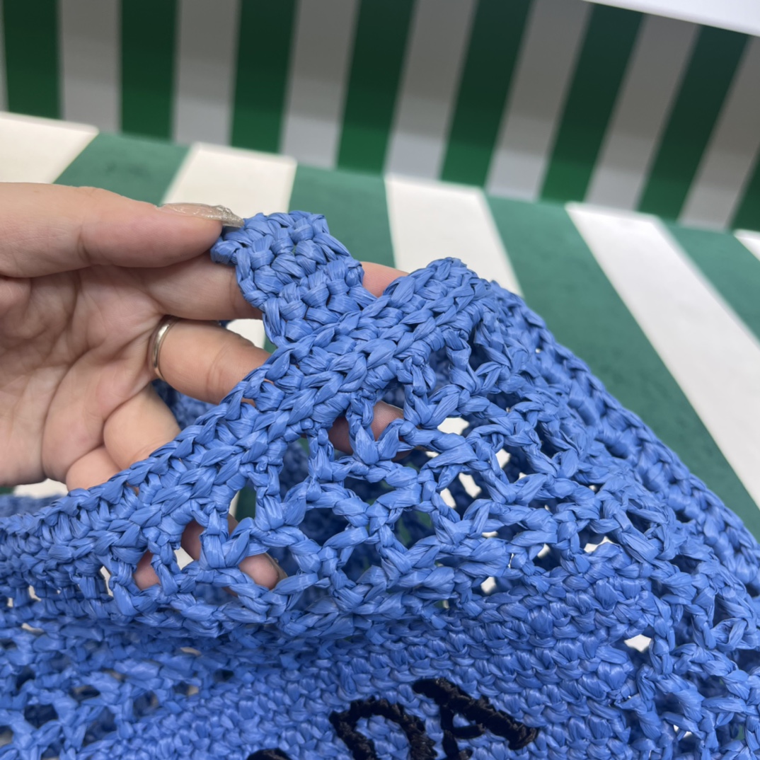 Pra*a crochet tote bag