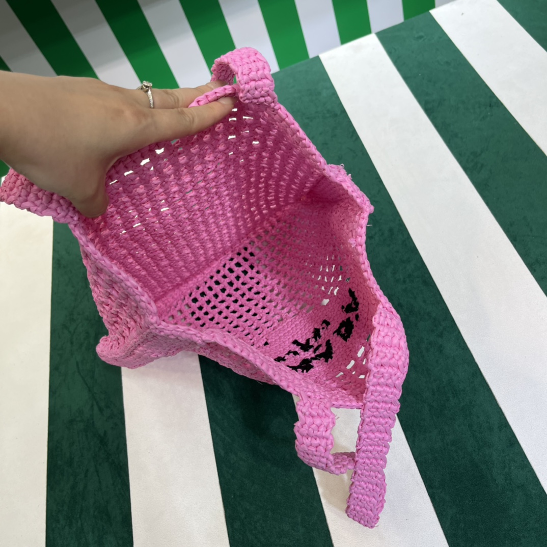 Pra*a crochet tote bag