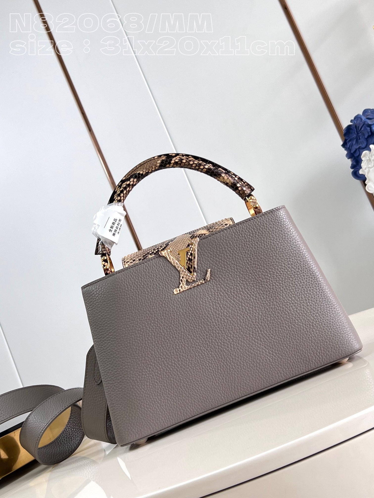 l**is V*t*n capucines mm handbag