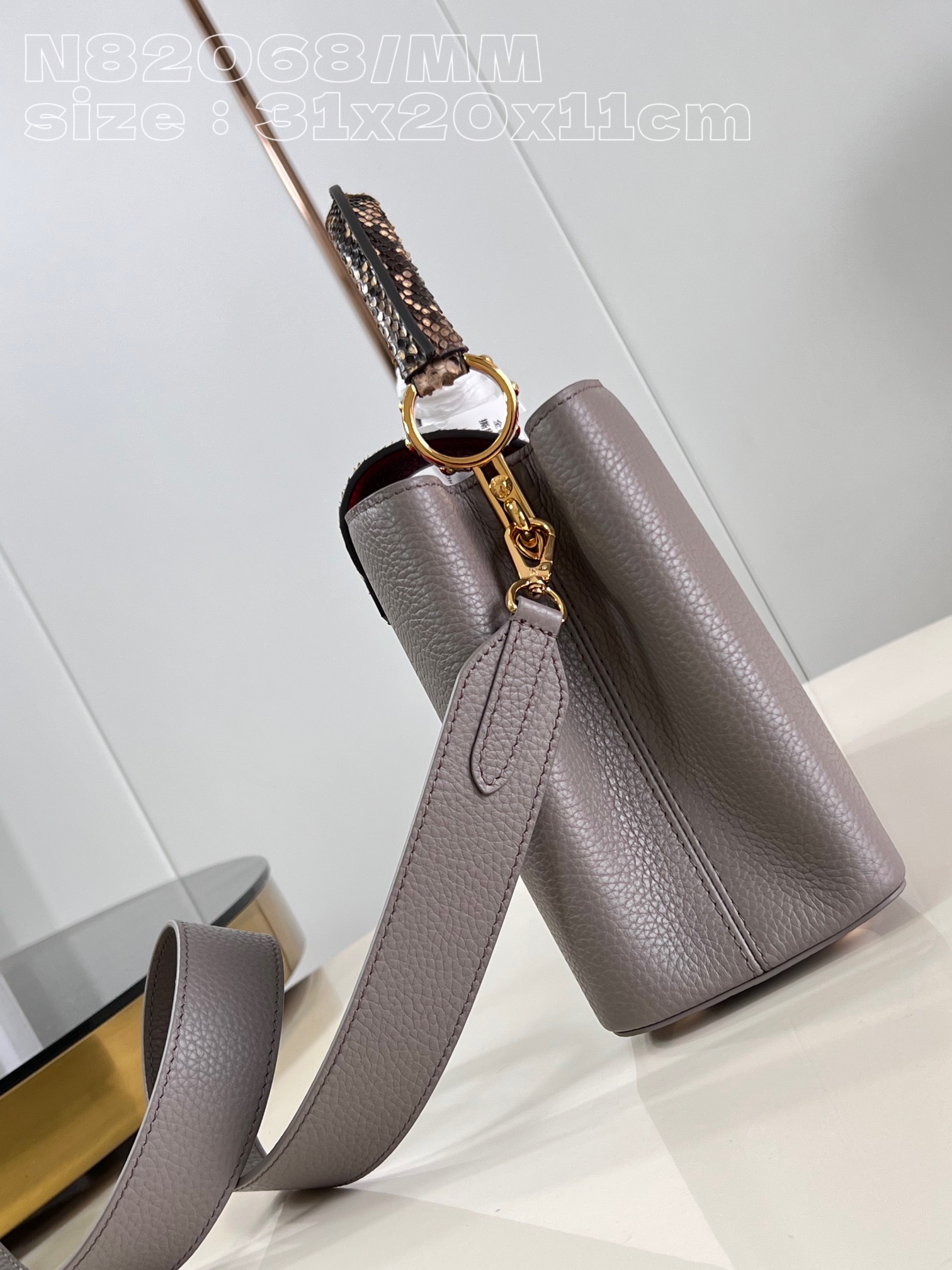 l**is V*t*n capucines mm handbag