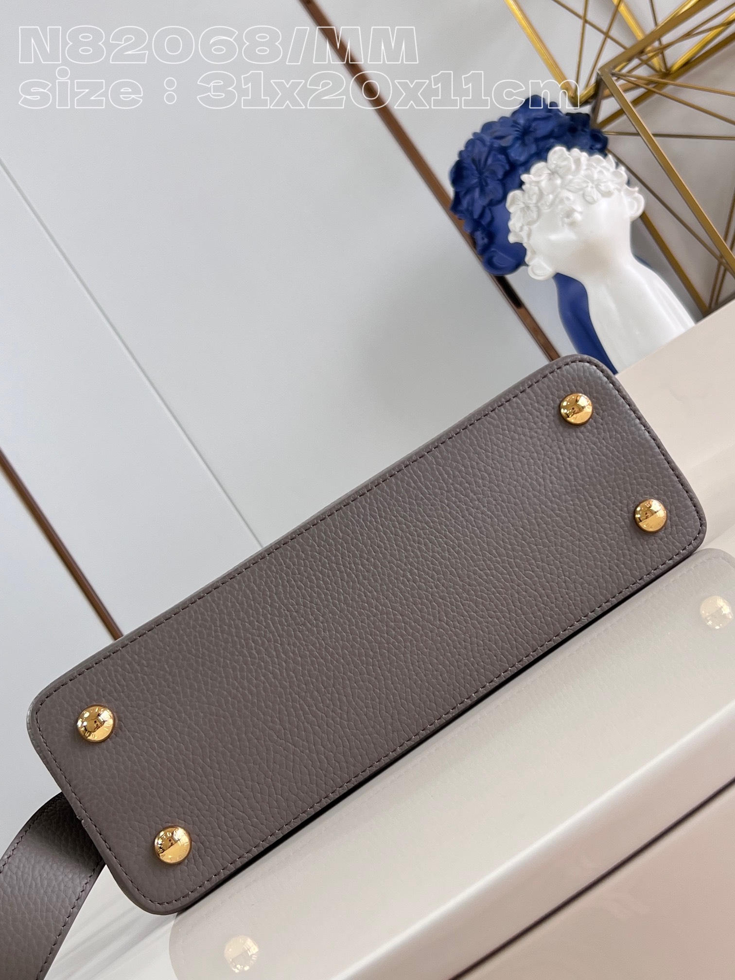 l**is V*t*n capucines mm handbag