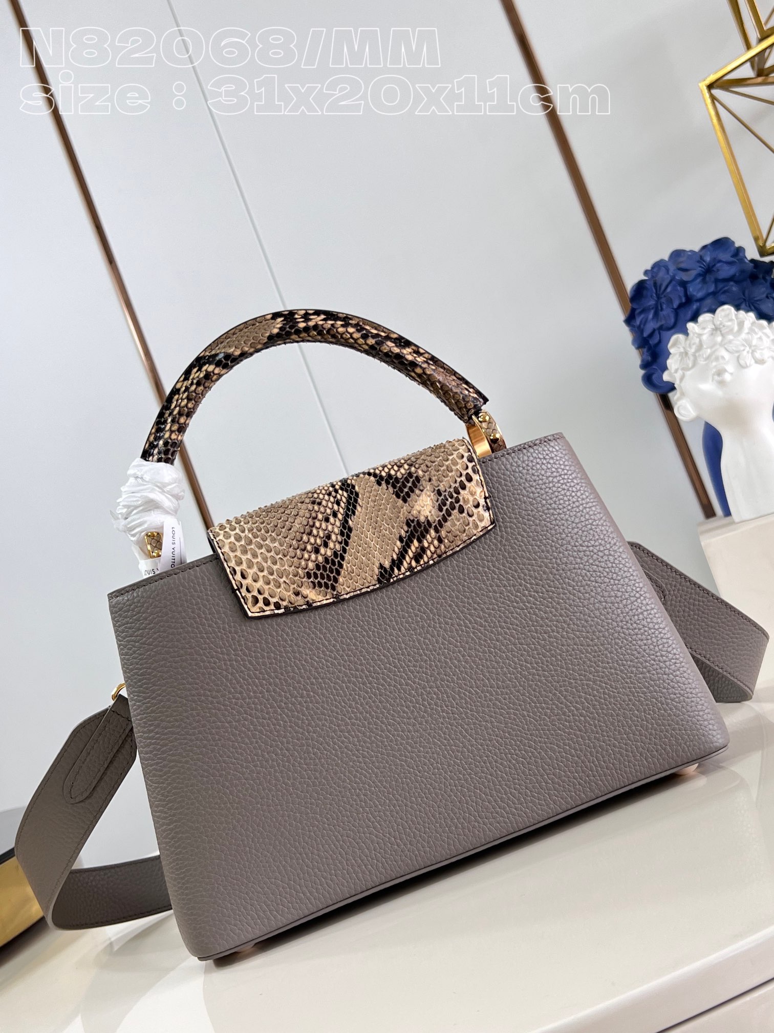 l**is V*t*n capucines mm handbag