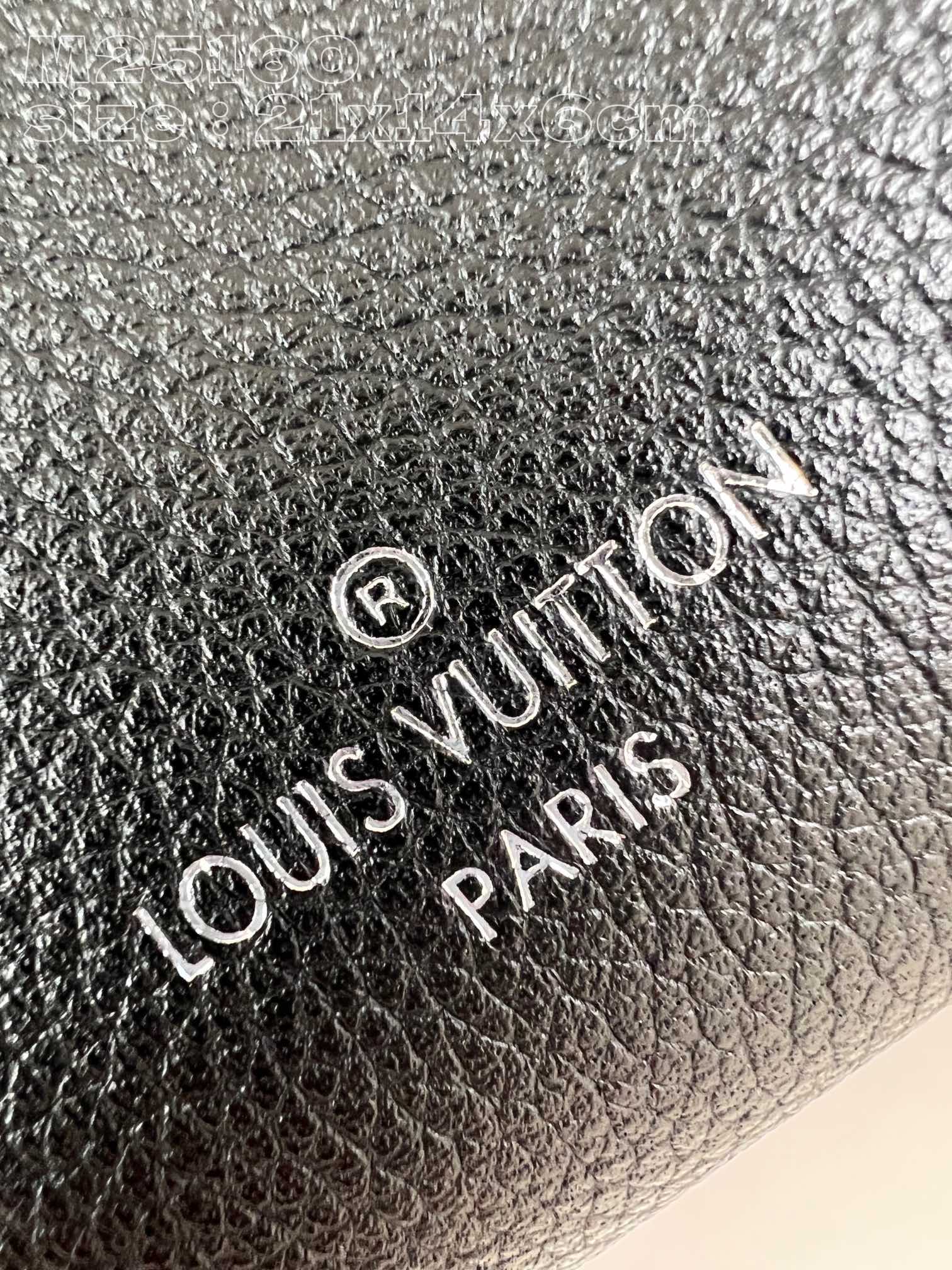 l**is V*t*n side trunk mm
