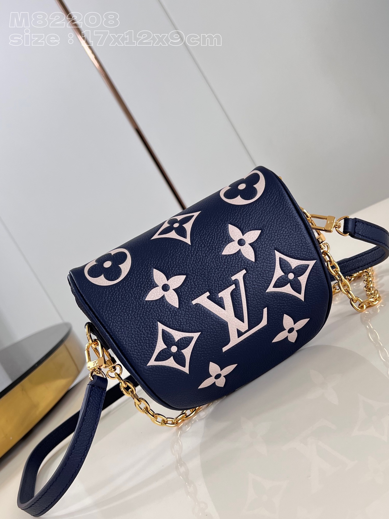 l**is V*t*n mini bumbag