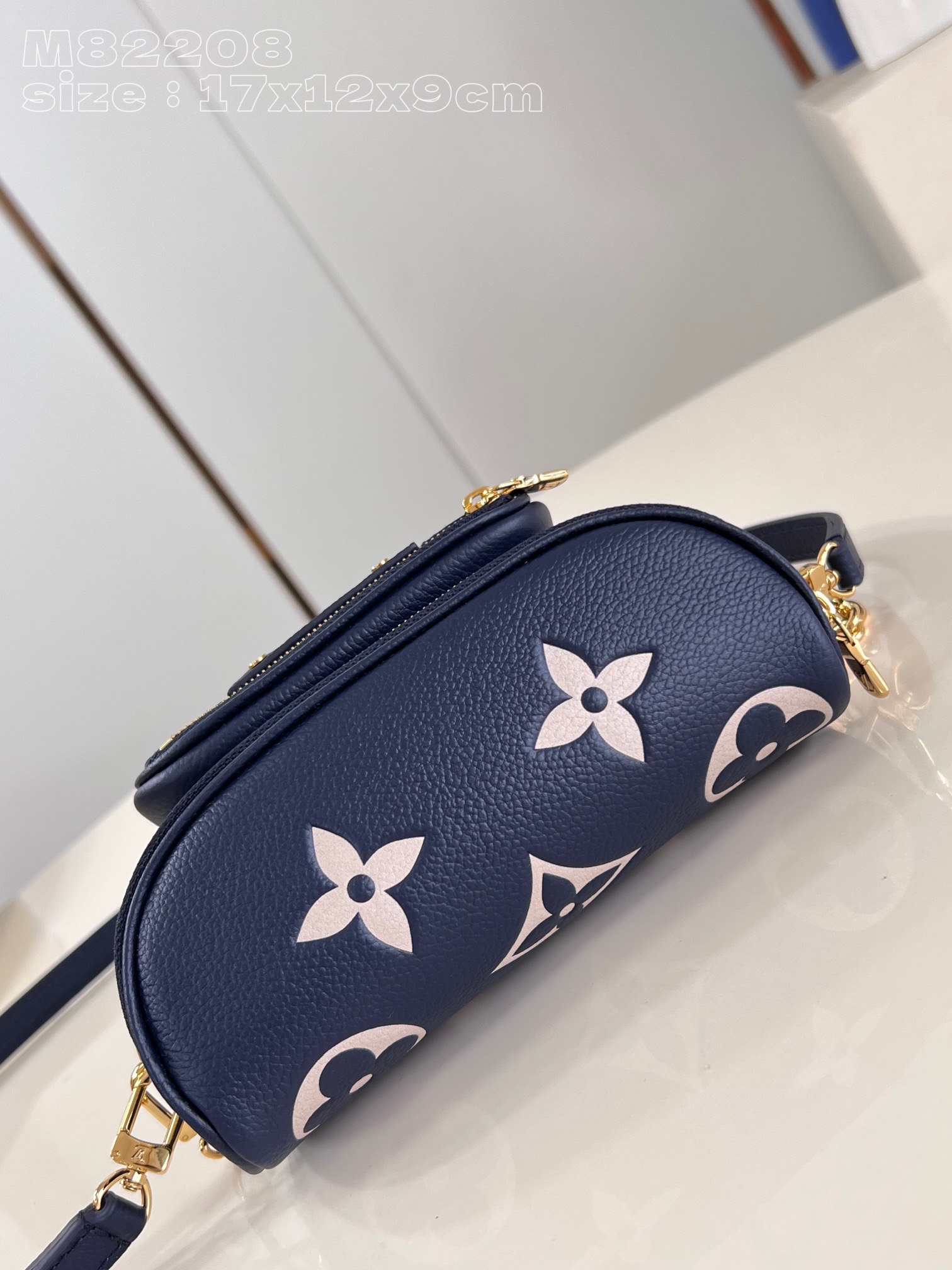 l**is V*t*n mini bumbag