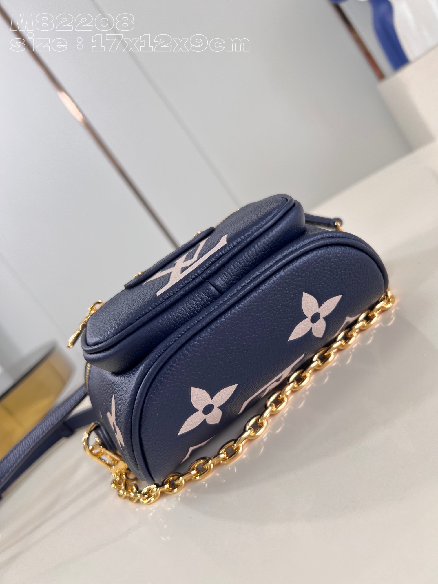 l**is V*t*n mini bumbag