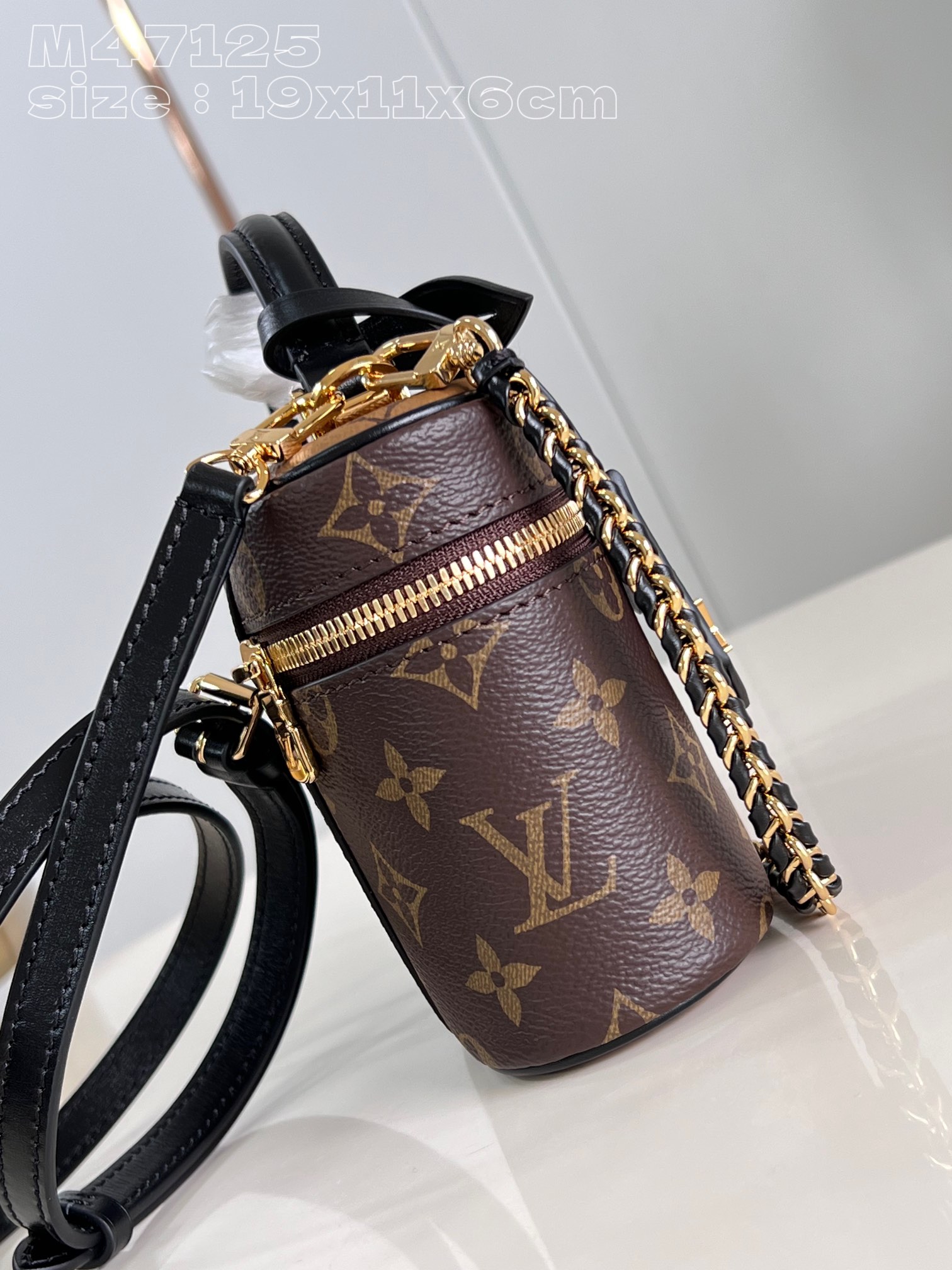 l**is V*t*n vanity chain pouch