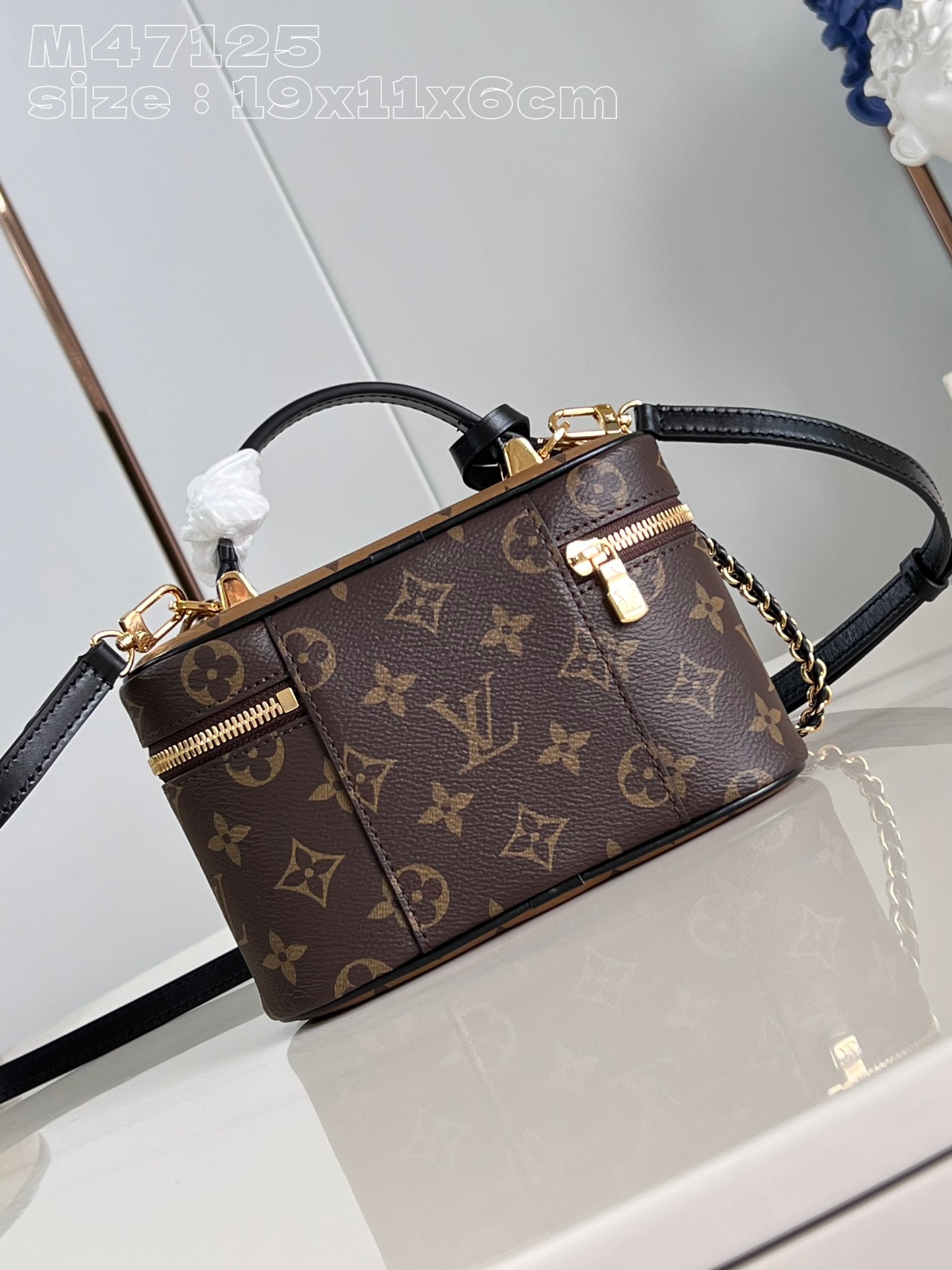 l**is V*t*n vanity chain pouch