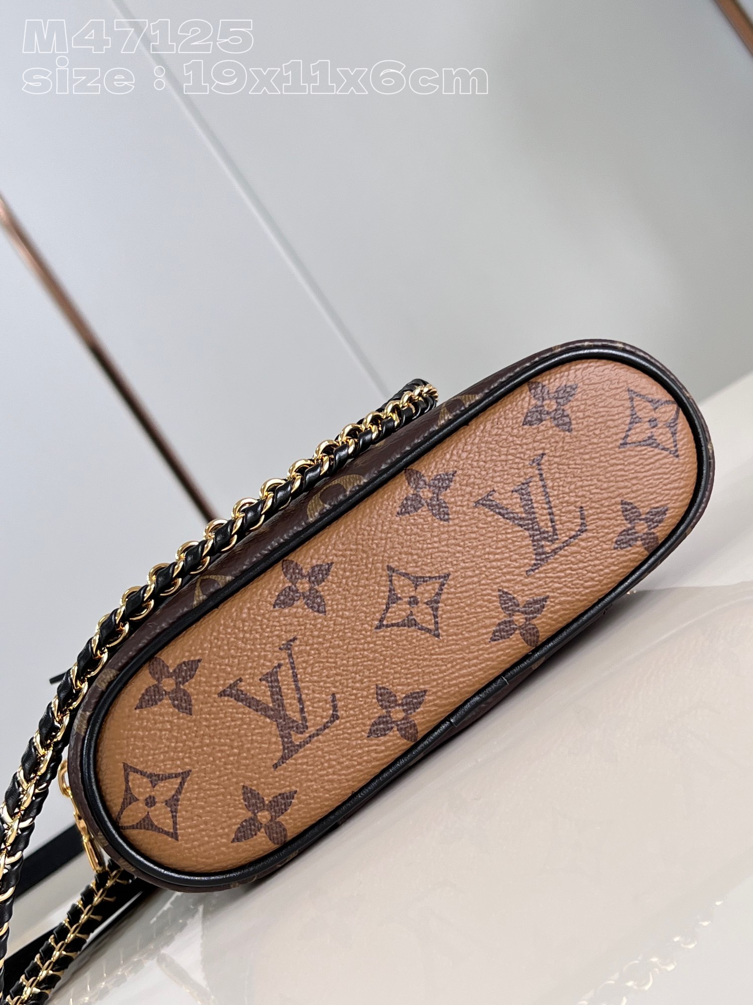 l**is V*t*n vanity chain pouch
