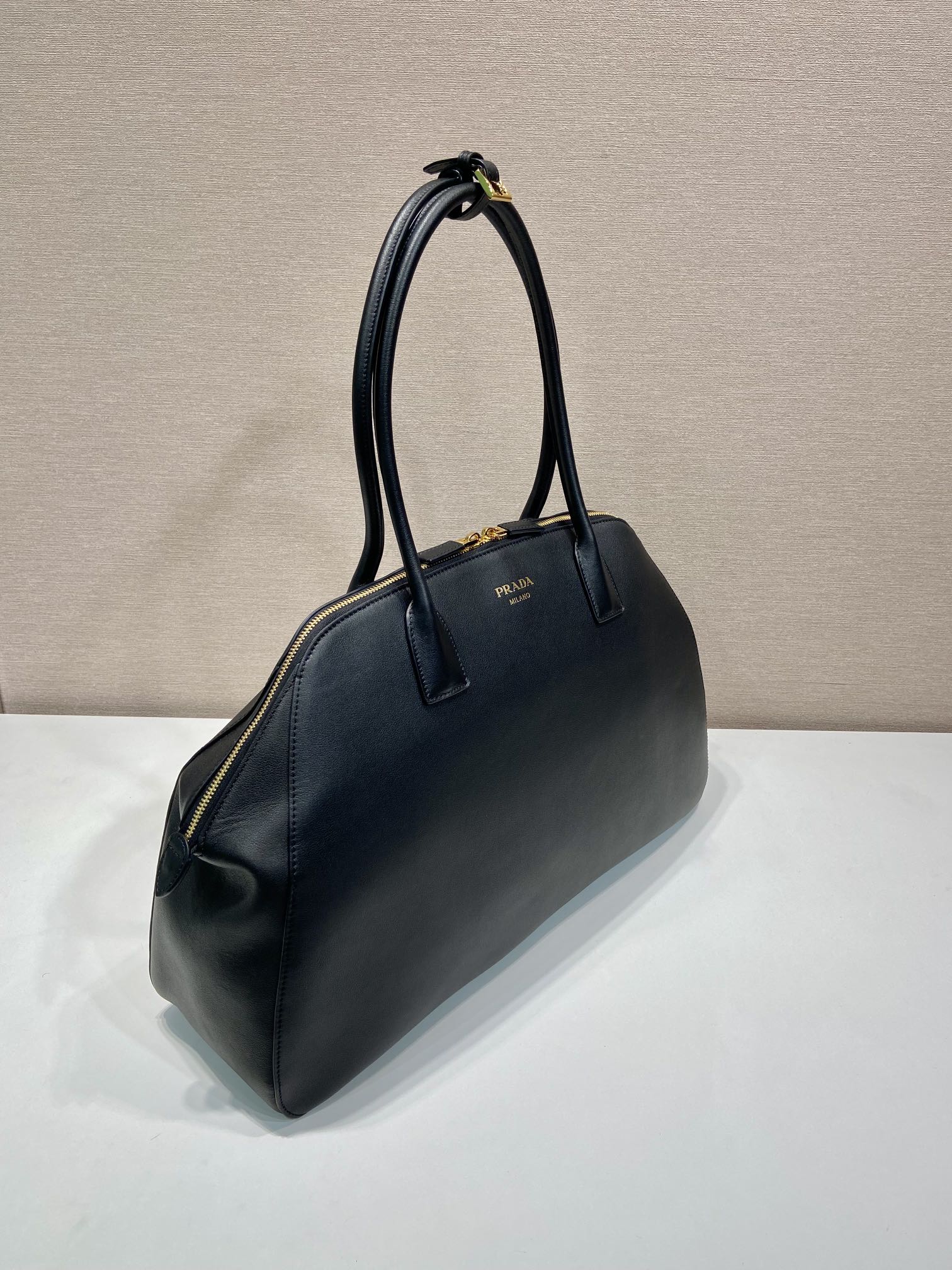 Large leather tote bag with zipper closure