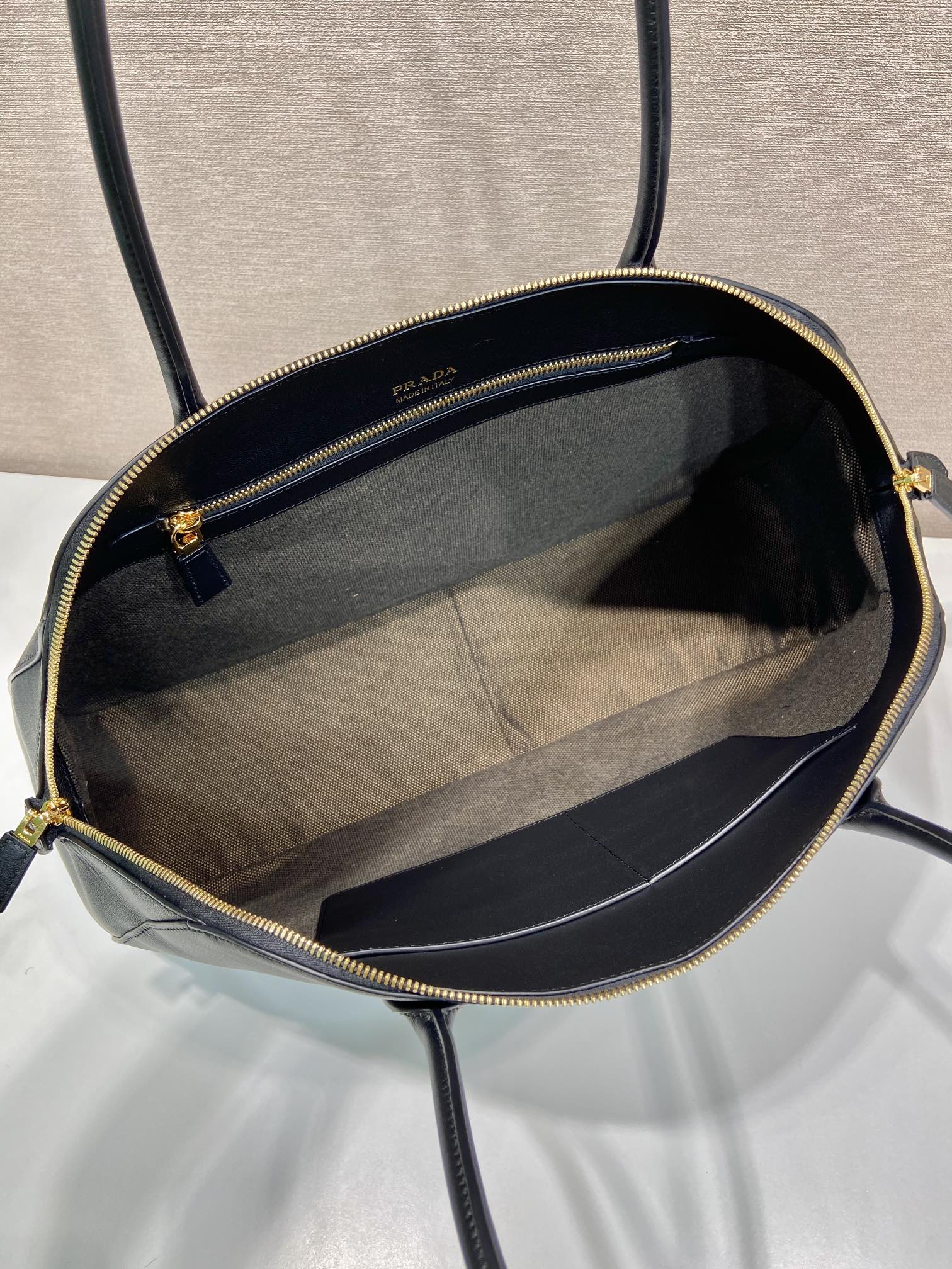 Large leather tote bag with zipper closure